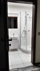 Comfortable rooms with bathrooms in fly fishing lodge
